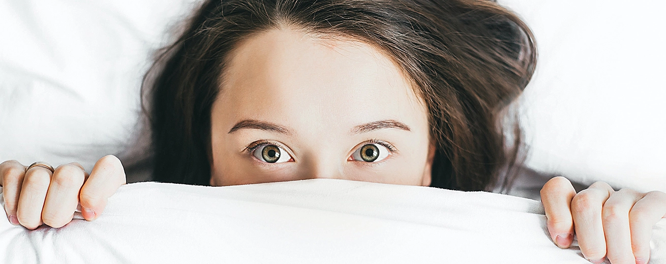 Last van Slapeloosheid? Ontdek Wat te Doen Aan Insomnia Wakkere vrouw in bed lijdt aan slapeloosheid