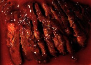 close-up van babi-bangang met rode saus