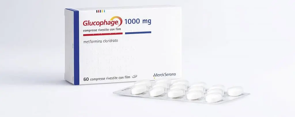 Metformine: Werking, Bijwerkingen, Ervaringen en Alternatief Glucophage medicatie doosje en pillen uitgelicht op witte achtergrond