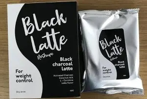 black latte verpakking op houten tafel