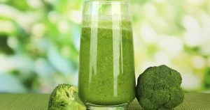 broccolistronk en groentesap in een glas op tafel