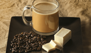 bulletproof koffie met zwarte koffie bonen en boter