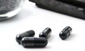 zwarte black latte capsules op witte tafel