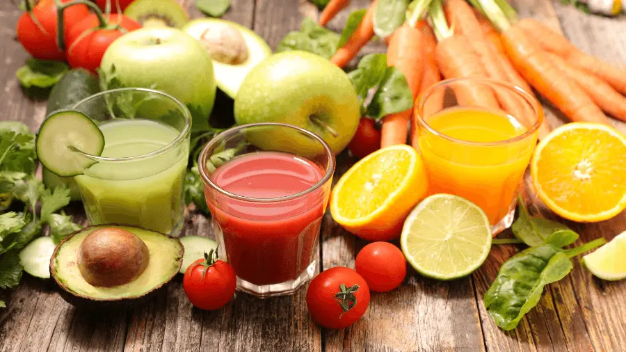 De 8 Beste Smoothie Detox Recepten en Shakes Verschillende groente- en fruitsoorten voor detox sapkuur op houten tafel