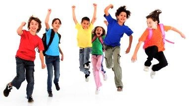 springende en juichende kinderen