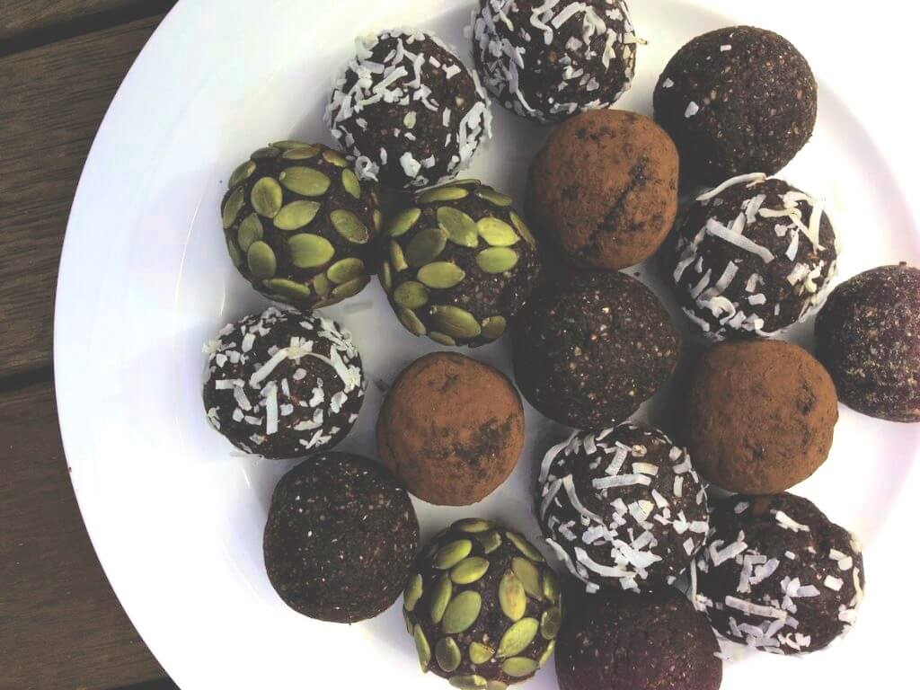 Maca chocolade ballen op wit bord