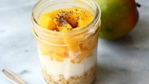 Tropische mango overnight oats in een glazen potje
