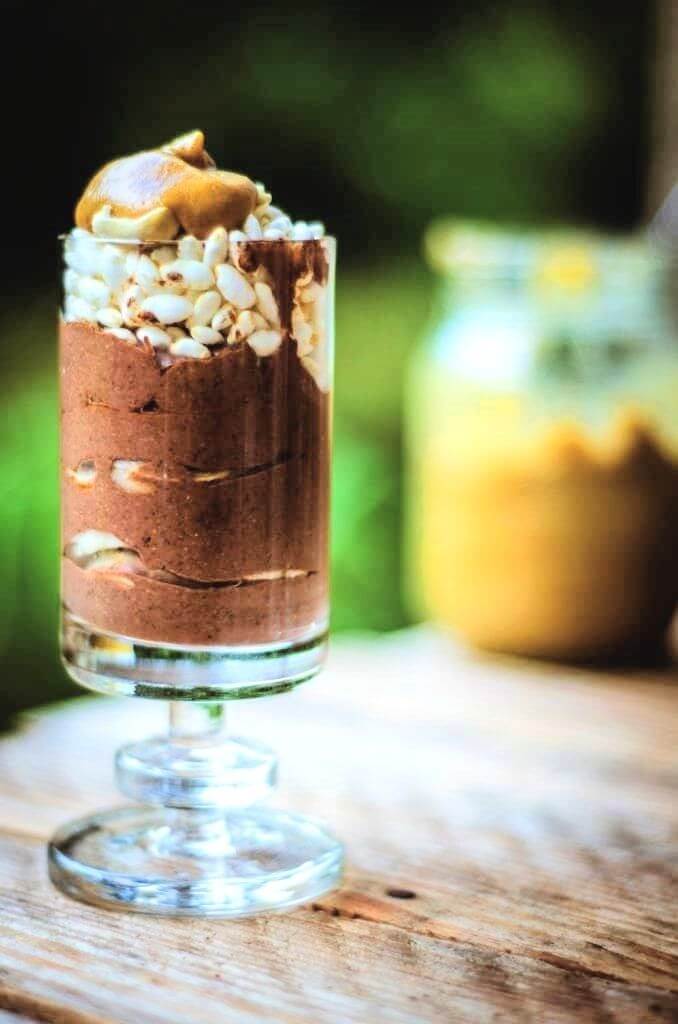 Chocolade banaan pudding in glas op houten tafel