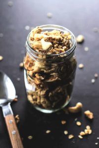 Maca granola in een glazen potje op tafel