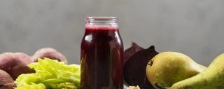 12 Lekkerste Slowjuicer Recepten voor Heerlijke Sapjes bietensap royaal rood in een glazen kan