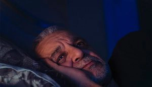 Man ligt te tobben in bed